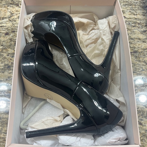 Chinese Laundry Black Patent Platform Pumps 8 - Picture 8 of 8